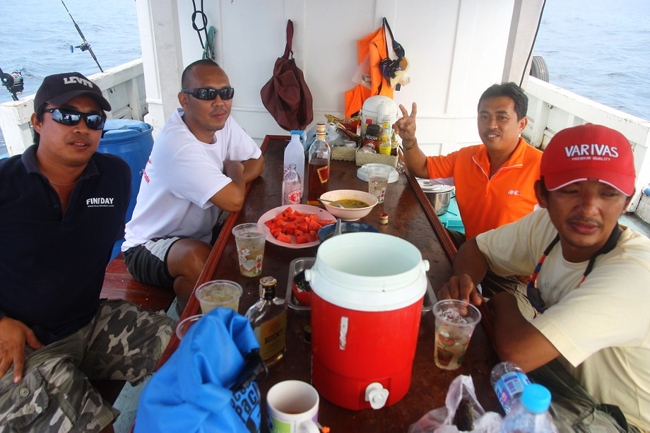  [b]สมาชิกวงหมากเก็บด้านหน้าเรือ นำท