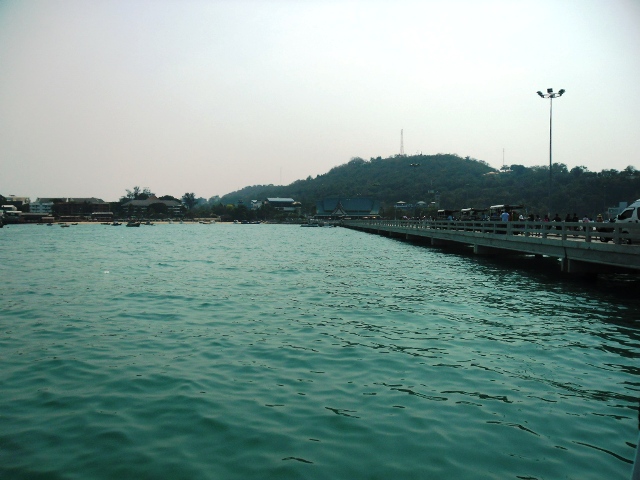 ไปลงที่ท่าเรือหนาบ้านครับ...เพราะไม่ทันเรือเที่ยวสุดท้ายที่ไปหาดตาแหวน