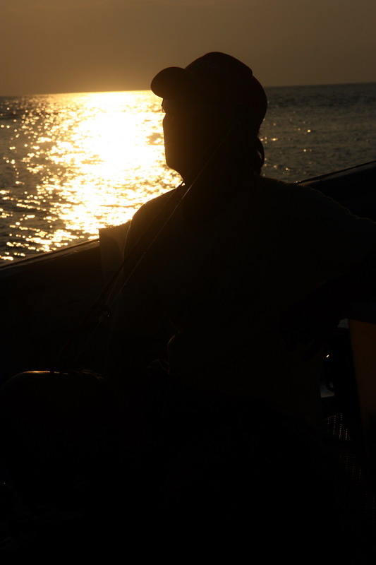  [b]บางคนก็นั่งเฝ้ารอเวลาที่เรือจะแล