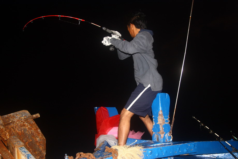  [b]น้าโก้ขึ้นไปยึดชัยภูมิหัวเรือเพื่อตีเหยื่อไปหน้าซั้ง เพียงแค่ไม่กี่ไม้ มงพร้าวก็รับทานเหยื่ออีกแ