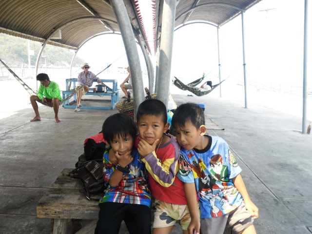 คนซ้ายน้องทีมครับช่างภาพประจำทริปสี่ขวบ
คนขวาพี่แทนครับ 5 ขวบครึ่ง
คนกลางเป็นหลายครับ หกขวบ
เอ้า.