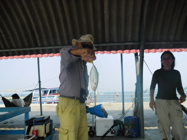 วันนี้มีชาวต่างชาติมาตกปลาที่น่าเรือด้วย.....
Hello, What is a fish?
It is Macarel....เขาบอกว่ายัง