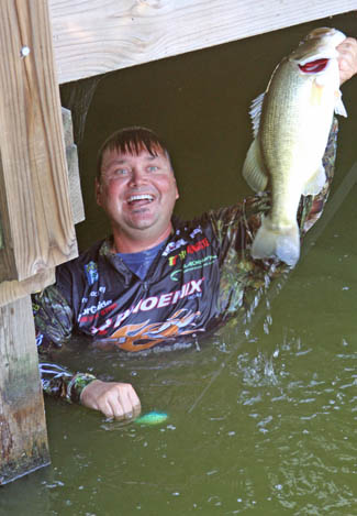 โชคดีที่สุดคือหมอนี่ Greg Hackney โปรดังของนิวออลีนส์เอง อดีต Bassmaster Angler's Of the Year บ้านอ