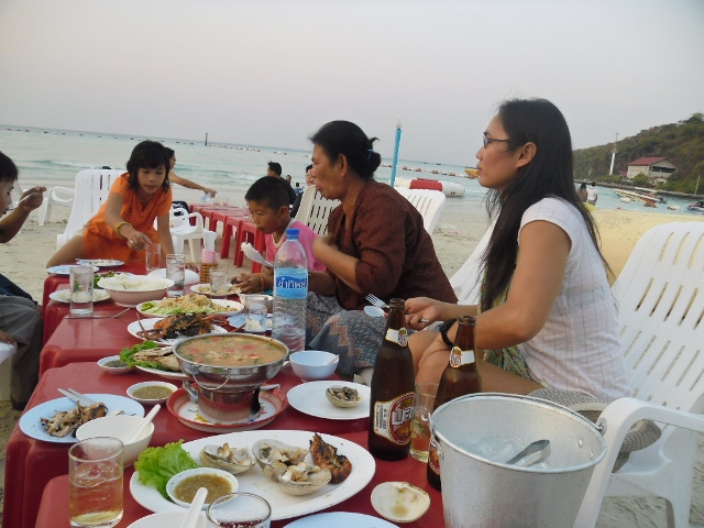 DINER ริมหาดครับ....แค่นี้คิดผมตั้ง 2700