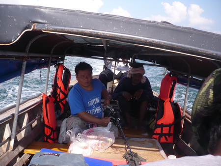 ว่าแล้วก็อย่าเสียเวลา ขนของลงเรือห