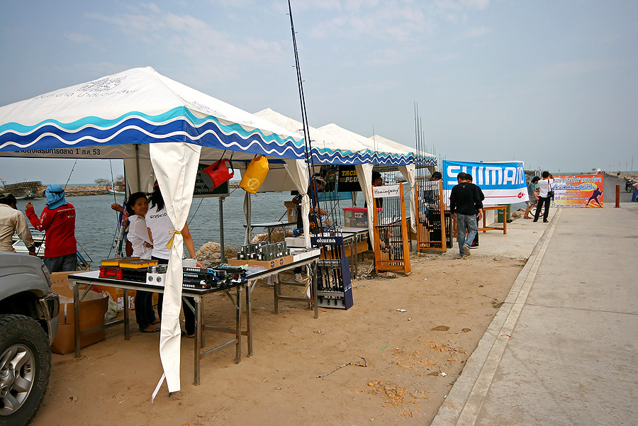 
 [b]  มากัน   4-5 ห้างร้าน   ทำให้ดูเป็นสีส