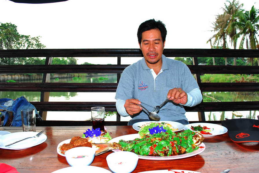 [b]น้าเสริฐบอกขอผมหม่ำก่อน....นะน้าเสือ...ผมตอนนั้นกินไม่ลงครับ....ปลาก็ยังไม่ได้กดดันสุดๆไม่เหมือนน