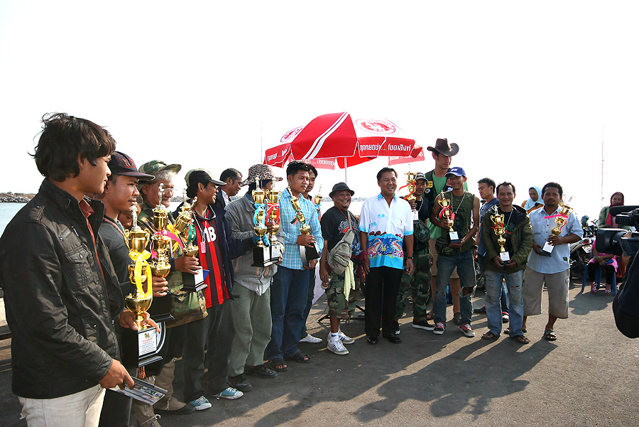 
 [b]  รวม  ผู้ที่ได้รับรางวัล ชนะเลิศ แ