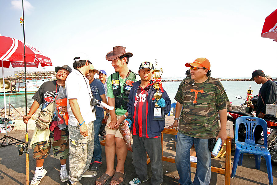 
 [b]  สัมภาษ  แชมป์ ปลาพิเศษ กันซะหน่อย [/b]


 :grin: