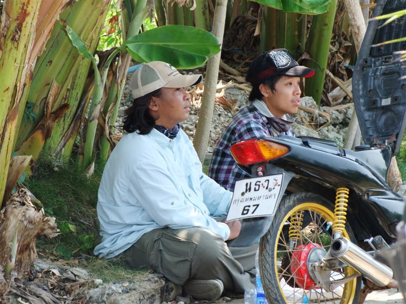 น้าวิบูลย์ กับ น้ากล้า แอบมานั่งหลบแดด อยู่ตรงนี้นี่เอง อิอิ  :cheer: :cheer: :cheer: :cheer: :cheer