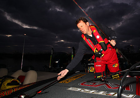 Kevin Vandam โปรของ Quantum และยอดนักตกปลาหมายเลข 1 ของโลก กำลังจัดเรียงคันเบ็ดที่เขาจะใช้ทำการฝึกซ้