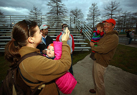 Steve Kennedy ถ่ายรูปคู่กับเด็กก่อนออกไปฝีกซ้อม

ลุงเด็กเขารังเกียจอ่ะ....