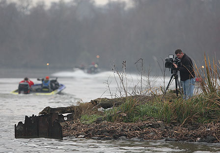 ช่างกล้องของ Bassmaster ก็กำลังเตรียมกล้องถ่ายคลิปไปทำข่าว