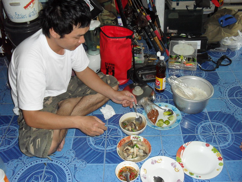 มาครับ กินข้าวเที่ยงกันครับ (เที่ยงคืน)  :umh: