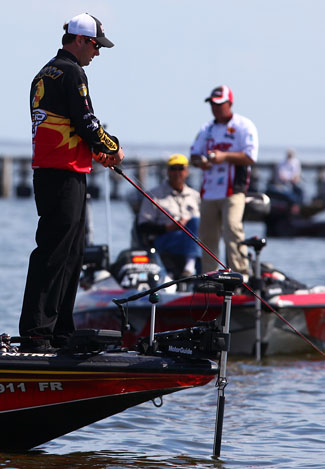 Kevin Vandam กับ Scott Rook สองเพื่อนรักตกปลากันอยู่ที่บริเวณเดียวกัน สองคนนี้ตกปลาด้วยกันมานานมากนอ