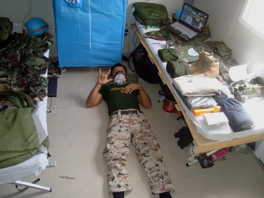 รอรับตรวจสิ่งของที่ได้รับแจกจ่ายจาก UN :grin: :grin: :grin: :grin: :grin: :grin: