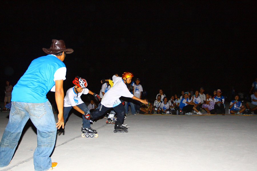 ที่นี่ เด็กชอบเล่น  roller blades มาก ๆ ถึงขนา