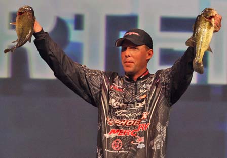 อันดับ 3
Aaron Martens
โปรระดับ Top อันดับ 5 ของ Bassmaster Elite Series ฤดูกาลที่แล้ว ตามไล่ล่า C