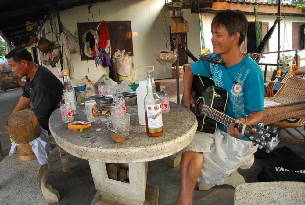 รอยยิ้มของคนดวงดี ตีขิม ตีกลองร้องเพลง รอกินปลาครับ