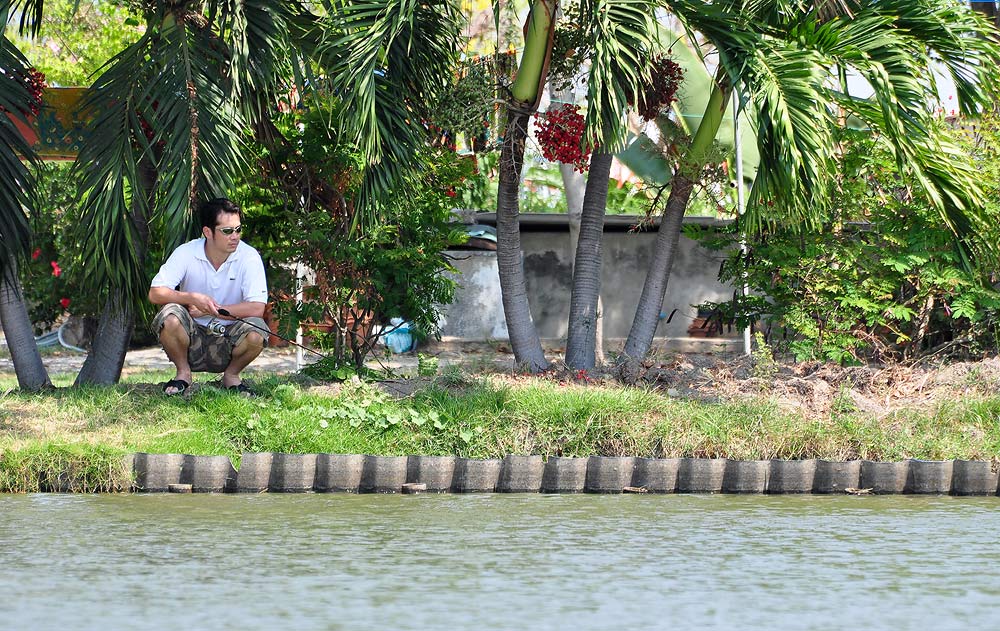 
มองไปฝั่งตรงข้ามต้องตกใจแทบตกเก้าอี้   เมื่อมองเห็นโปรฯพ่อลูกอ่อน   กัดโซ่หนีเมียมาตกปลาได้ไง 

