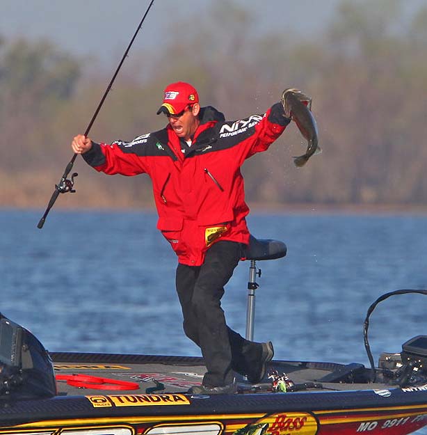 Kevin Vandam ร้องตะโกนอย่างสะใจกับปลาใหญ่อีกตัวที่เขาเพิ่งตกได้ครับ

น้ำหนักประมาณโดยรวมของ Kevin 