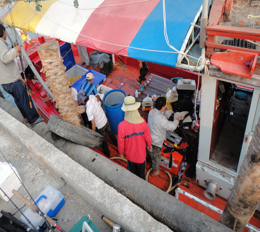 เพราะ ตากล้อง เมา เรือ อย่าง แรง จึงไม่สามารถ เก็บ ภาพ มาให้ ชมกันได้ ตัดไปเป็นภาพ ขี้นฝั่งเลย ละกัน