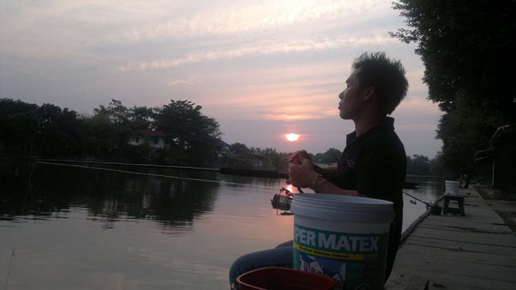  บรรยากาศดี ๆ ไม่เชื่อดูตาคนนี้ดิ 5555555 :laughing: :laughing: