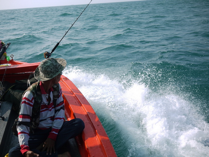 น้ามิตร ดูแนวคลื่นตีหัวเรือ อย่างมีประสบการณ์  น้ามิตรบอกผม เด็กๆๆนะแค่นี่เอง