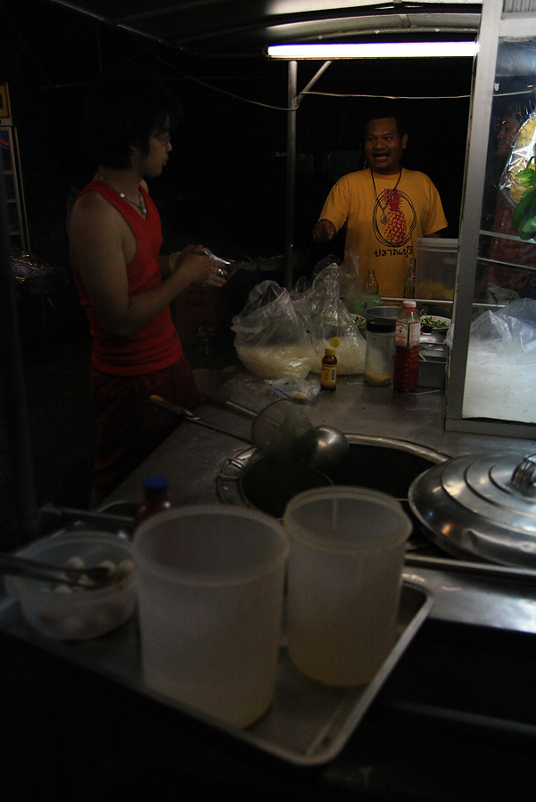 แวะกินแวะซื้อกันไปเรื่อย ถึงไทรโยคน้อยแวะอร่อยกับก๋วยเตี๋ยวลูกชิ้นกันซะนิดนึง...

น้ามาด--เอ้า ลูก