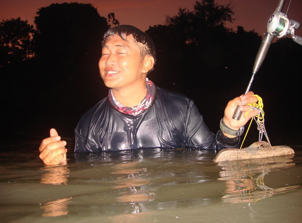 เริ่มเดินข้ามผ่านกลางแม่น้ำมาได้เ