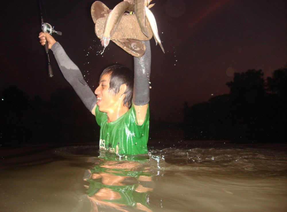 ผมเดินเกือบขึ้นมาถึงฝั่งตรงข้ามช่