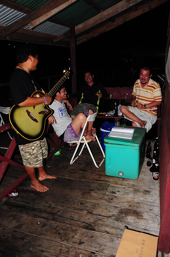 เดี๋ยวจะคอยดูพวกนี้กระเจิงถ้าพี่เจี๊ยบแปลงเป็นร่าง 5  :laughing: :laughing: :laughing: :laughing: :l