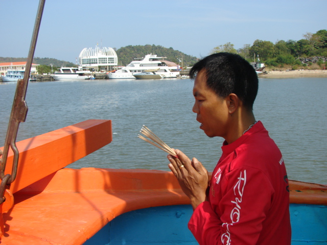 ไหว้แม่ย่านาง กันก่อน หัวหน้าทีมขอเพียบเลย
 :laughing: :laughing: :laughing:
