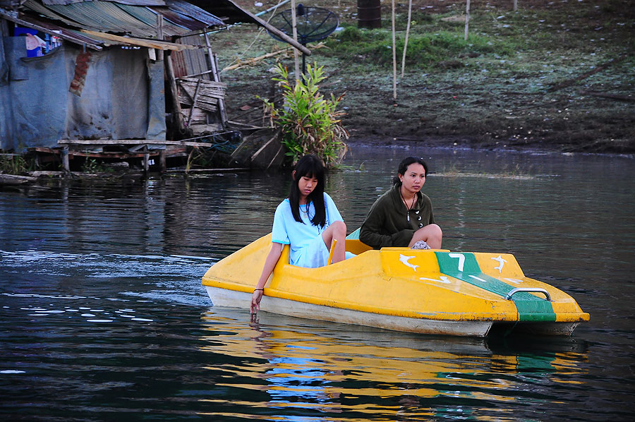 เรือลำนี้ใช้เครื่องอะไรหว่า แต่ที่รู้ๆลำนี้ไม่กินน้ำมัน เครื่องไม่มีวันเสีย แต่อาจมีเมื่อยเท้านิดหน่