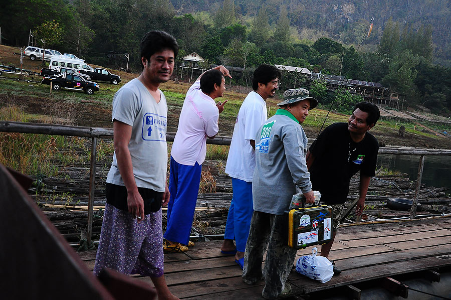 พูดถึงก้มาแล่ะ... [b]คนนึงตัวหนัก อีกคนหนักเรือ[/b]...พร้อมแล้วขึ้นเรือเลยคร๊าบ ผมขอไปแปรงฟันล้างหน้