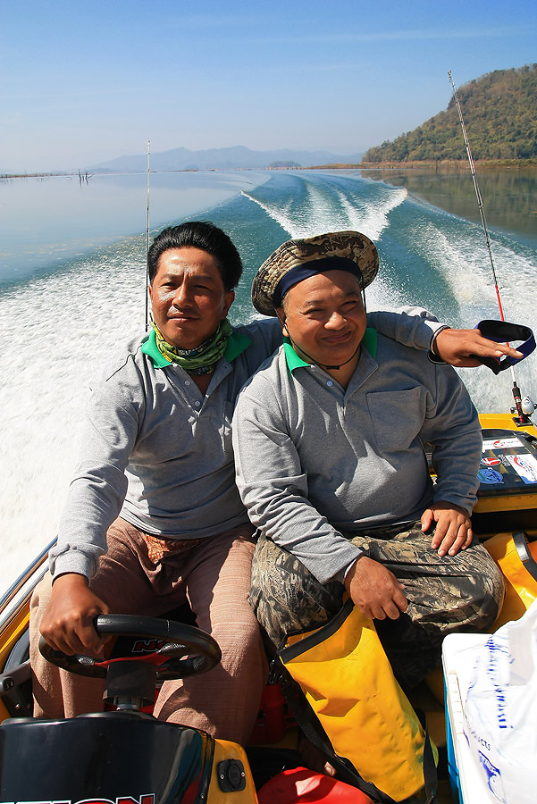 หลังจากน้าใหญ่เอาขี้ดินบนฝั่ง มาเลอะท้ายเรือเป็นที่เรียบร้อย 
น้าโม่ง ก้อพาย้ายหมายกันอีกรอบ
 :smi