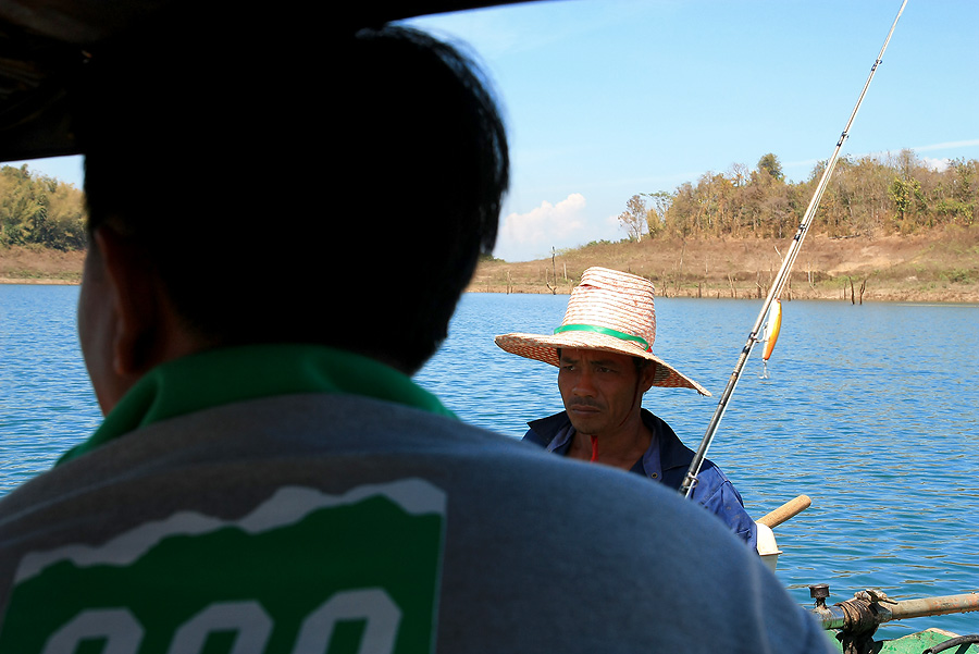 แวะมาช่วยให้คำแนะนำ และก้ออาสา จะลากเรือเข้าฝั่งไปให้...
เพื่อลองสตาร์ทดู ด้วยการกระตุกเชือกอีกครั้