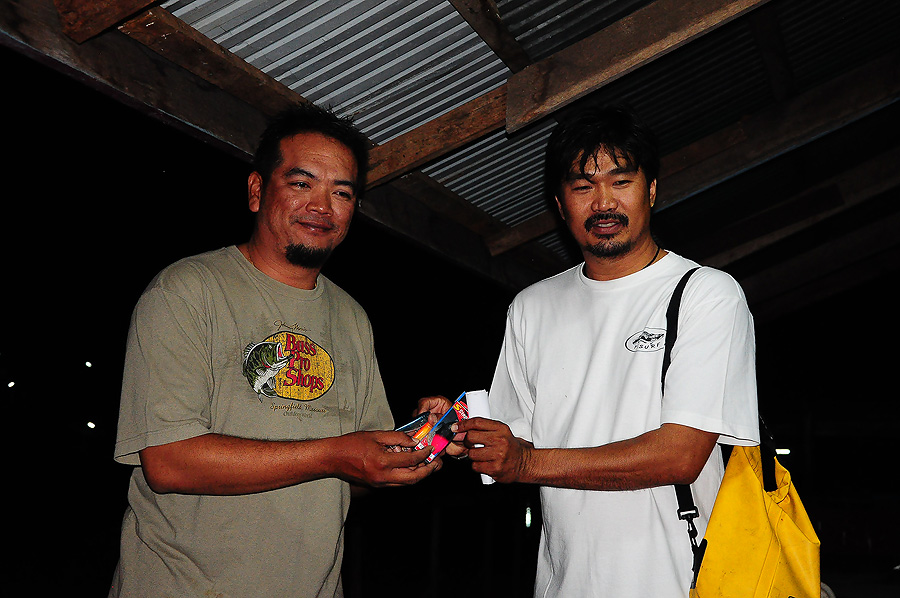 พี่นัสมอบเหยื่อจำนวนนึงให้พี่บอยนำมาประมูลนำเงินเข้ากองทุน คกก.ด้วยคร๊าบ ขอบคุณมากครับพี่นัส :grin: 