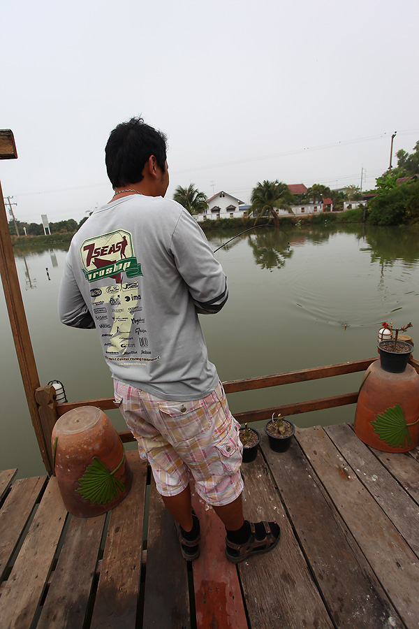 กำลังถ่ายรูปน้ากอล์ฟอยู่  น้าเกรีย