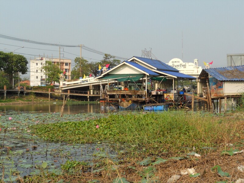  [b]เดินตีมาจนสุดทางที่ร้านก๋วยเตี๋ยวเรือ แล้วก็กลับบ้าน พรุ่งนี้ค่อยมาแก้มือใหม่[/b] :angry: