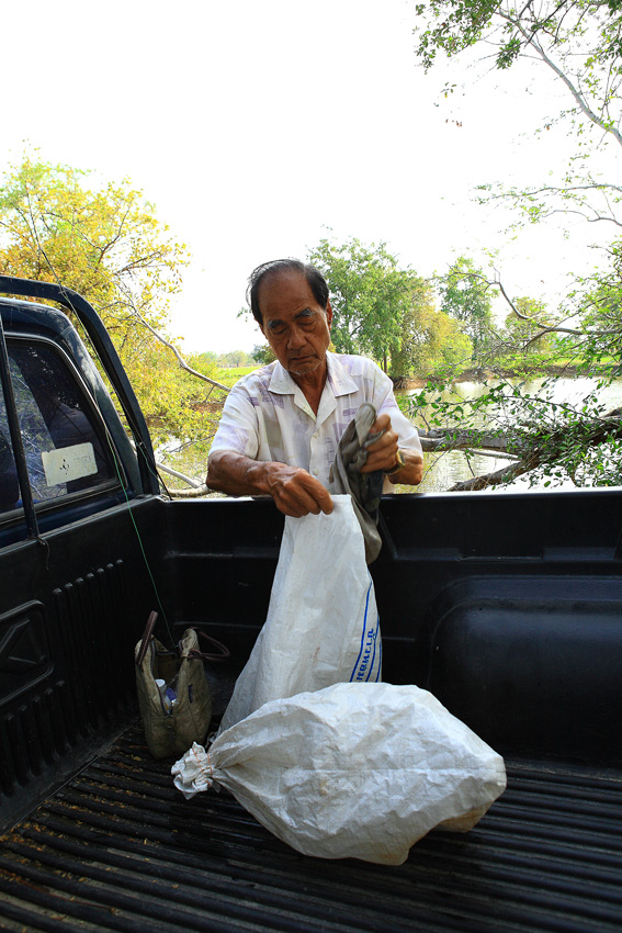 ปลดปลาเสร็จจับยัดใส่ถุงภรทิพย์ไว้ ประกันได้ว่า ปลาไม่มีช้ำครับ