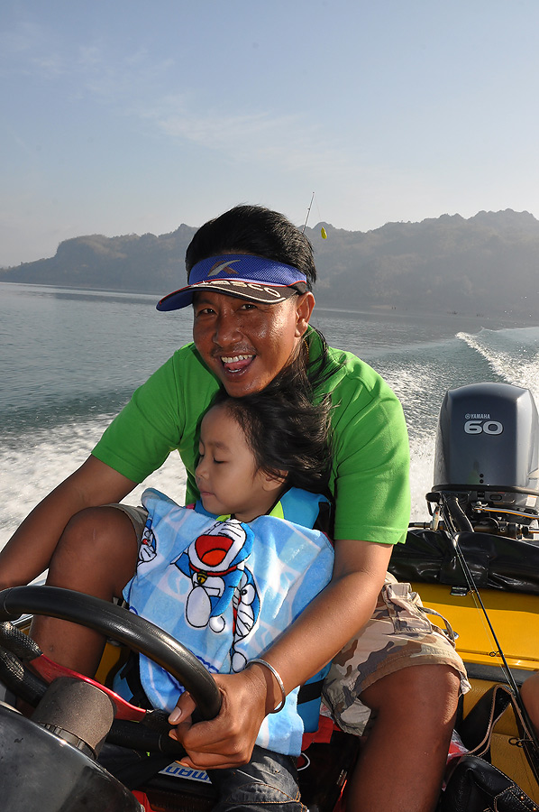 แตงโมตอนลงเรือทีแรกร้องขอเป็นคนขับเรือ เจอลมเข้าไปหน่อยหนาวสิคร๊าบ ขับไม่ไหวเลย :grin: