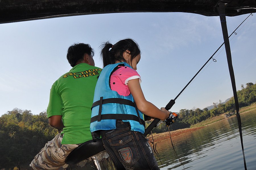 เริ่มสอนให้ตีเบ็ดบนเรือก่อน ว่าควรตีเบ็ดไปในทิศทางไหน เวลาอยู่หัวเรือ :grin: