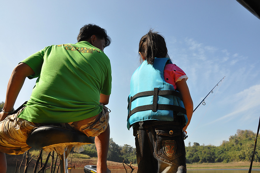 ป๊าจ๋า...ทำไมเราต้องตีไปทางหัวเรือล่ะ หนูตีไปท้ายเรือไม่ได้เหรอ.........................โมมีคำถามแสด