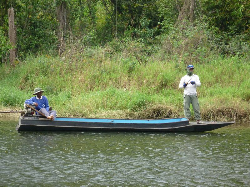  [b]มีเรือพานักตกปลาขึ้นมาต้นน้ำอยู่
