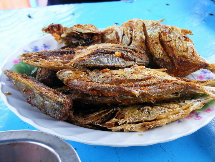 วิ่งเรือกลับฝั่งระหว่างรอ กินปลาทอดก่อนน่ะ  :umh: