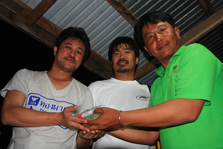 ตาโปรโม่ง ก้อมอบกลับคืนไว้ให้คณะกรรมการเช่นกัน
 :smile: :smile: