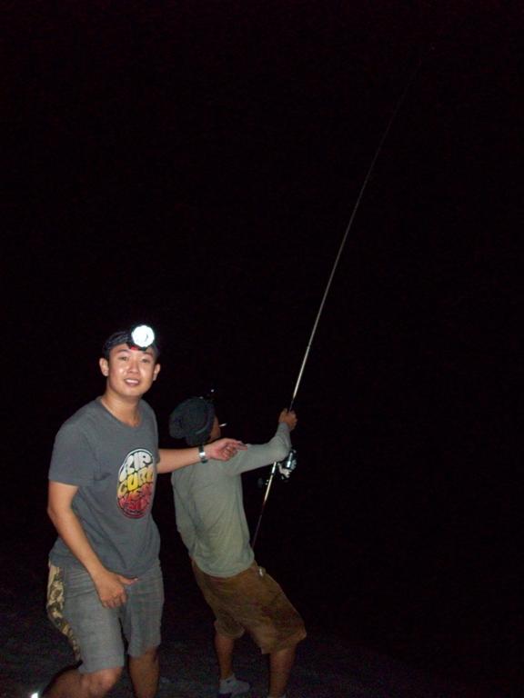 และแล้ว...คันsurf shimano ของพี่จิมก็โน้มวูบลงไปมิด...พี่จิมทำงานอีกแล้วคราวนี้ ของใหญ่ :love: