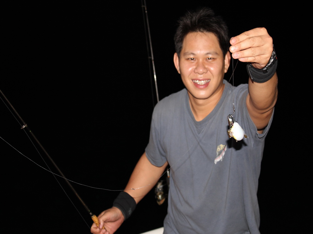 เล็กบ้านโป่ง 
ตัวผมเองครับ :cool: :cool: :laughing: :grin: