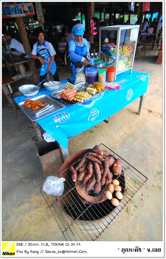 .ท้องอิ่มเรียบร้อยก็เดินสำรวจร้านแ